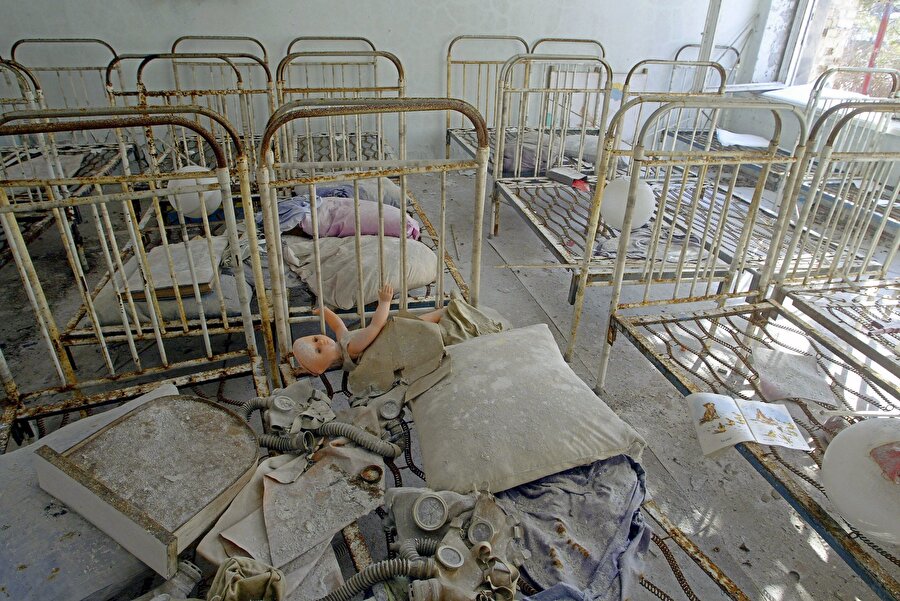 Çernobil bölgesinde hayat yok 

                                    Çernobil patlamasının ardından orada yaşayan insanlar tahliye edildi. Hayalet bir şehre dönüşen bölgede hala radyasyon etkiledi. 
                                