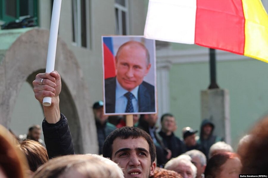 Putin posteri taşıyan bir Güney Osetyalı