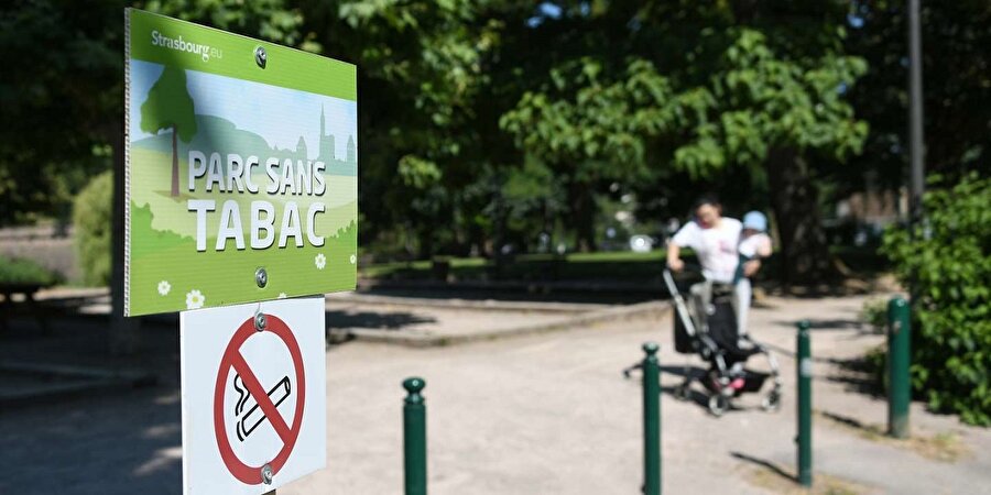 Yasak uygulaması kapsamında parkların girişlerine uyarı levhaları asılıyor.