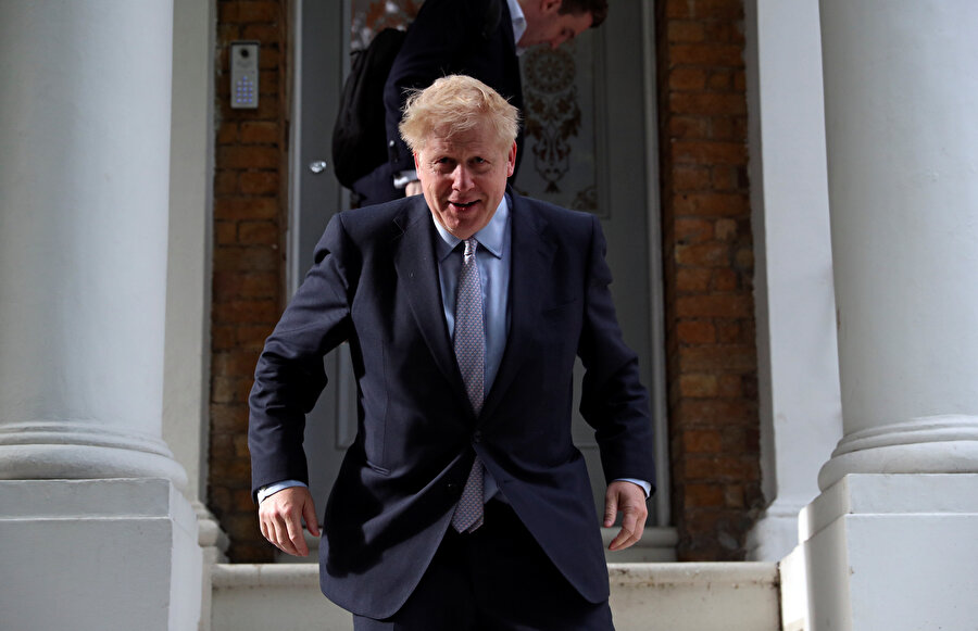 Güçlü isim: Boris Johnson

                                    
                                    
                                    Yarışın güçlü adayı olarak öne çıkan 54 yaşındaki Boris Johnson, 2008-2016 yıllarında iki dönem Londra Belediye Başkanlığı ve 2016-2018 yıllarında Dışişleri Bakanlığı yaptı. 

Sert Brexit yanlısı Johnson, ülkenin AB’den ayrılması için yapılan kampanyanın lider figürüydü. 

Brexit sürecini İngiltere için "Beka sorunu" olarak değerlendirmesiyle öne çıkan Johnson, liderlik kampanyasını "Ülkemiz beka sorunuyla karşı kaşıya ve Brexit'i 31 Ekim’de gerçekleştiremezsek asla affedilmeyeceğiz." ifadesiyle başlattı. 

Johnson, ülkenin AB’den anlaşmasız bir şekilde olsa da ayrılmasını isteyenlerin desteğini almış bulunuyor. Johnson’ın liderlik vaatleri arasında ülkenin, AB’ye daha önceki taahhütlerinden kaynaklanan yaklaşık 40 milyar sterlinlik ayrılık ödemesini yapmayacağı da yer alıyor. 

Aşırı sağcı Nigel Farage’ın Brexit Partisi'nin Muhafazakar Parti’yi eritmesinin önüne geçebilecek isim olarak da girdiği belediye başkanlığı ve referandum oylamalarında ortaya koyduğu seçim başarısı nedeniyle Johnson öne çıkarılıyor.


Johnson 2016’da dönemin başbakanı David Cameron’ın Brexit referandumunu müteakip istifasının ardından da liderlik için aday olmuş ancak yarıştan son anda çekilmişti. 


Johnson’ın liderlik vaatleri arasında orta eğitim bütçesini ve polis sayısını artırmak da bulunuyor. 

Johnson, Kurtuluş Savaşı'na muhalefet ettiği için halk tarafından linç edilen Damat Ferit Paşa hükümetinin İçişleri Bakanı Ali Kemal Bey'in, İngiliz eşinden olan torunun oğlu olarak Türkiye ile de kan bağına sahip olmasıyla biliniyor.
                                
                                
                                
