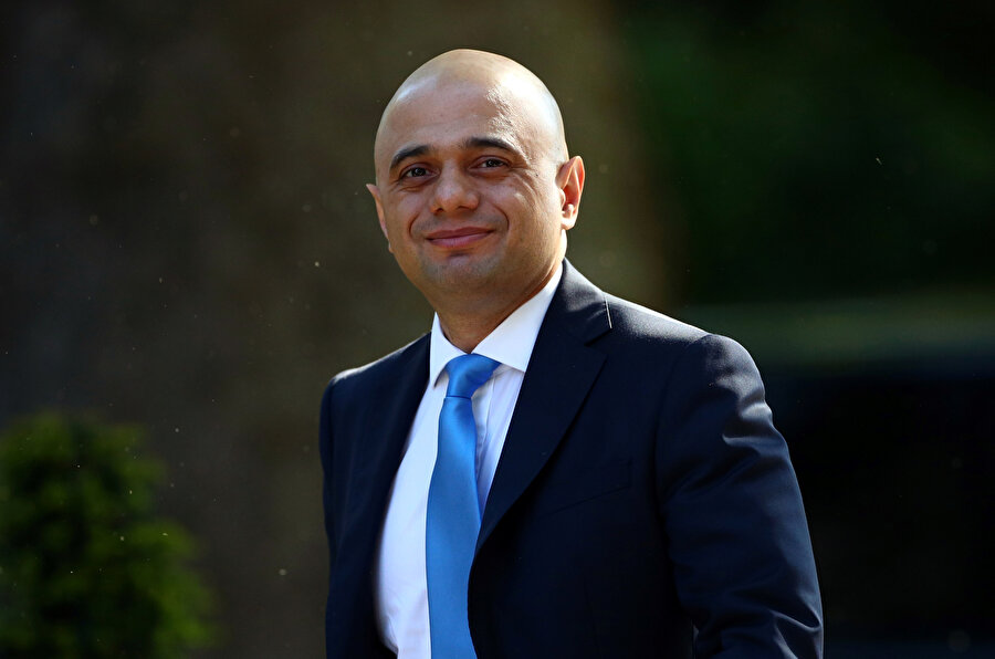 Müslüman aday Sajid Javid

                                    
                                    
                                    Seçilmesi halinde İngiltere’nin ilk Müslüman başbakanı da olacak 49 yaşındaki Pakistan kökenli Sajid Javid, May kabinesinde İçişleri Bakanı olarak görev yapıyor. 

Daha önce iskan, ekonomi ve kültür bakanlığı görevlerinde de bulunan Javid, sert Brexitçi bir çizgiye sahip.


Brexit krizinin çözümünde yeni referandum, erken genel seçim ve Brexit’in iptali gibi seçeneklerin gündeme getirilmesine karşı çıkan Javid de Raab gibi Brexit anlaşmasını yeniden müzakere etmeyi planlıyor. 

Javid de anlaşmadaki "tedbir maddesini" kaldırıp sınır sorununa dijital çözüm getirmeyi vadediyor. 

Bununla birlikte Javid, parlamentonun Brexit’i erteleme yönünde karar alması halinde buna karşı çıkmayacağını söylüyor. Javid’in diğer vaatleri arasında 20 bin yeni polis istihdam etmek ve demiryollarına 100 milyar sterlinlik yatırım da yer alıyor.
                                
                                
                                