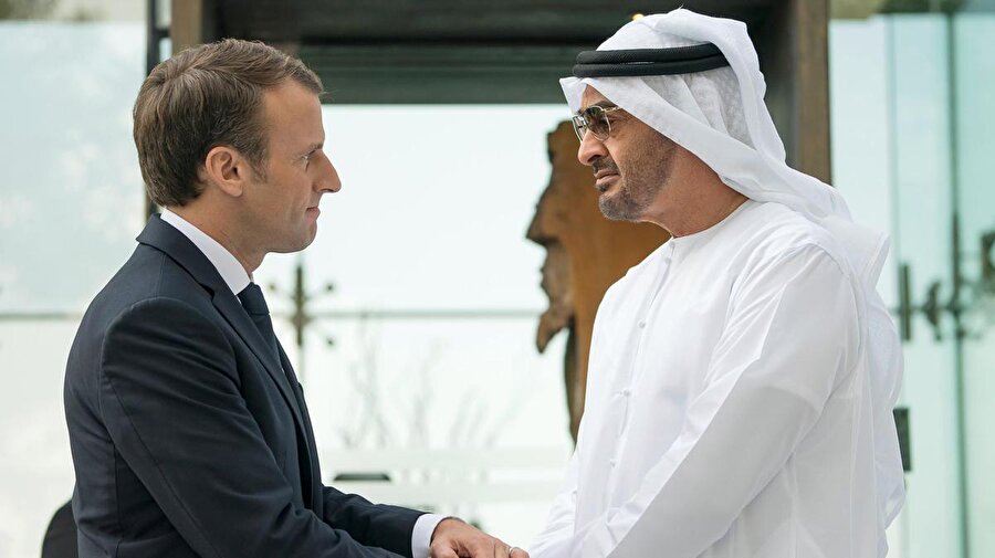 Fransa Cumhurbaşkanı Emmanuel Macron, BAE Veliaht Prensi Muhammed bin Zayed'le (sağda).