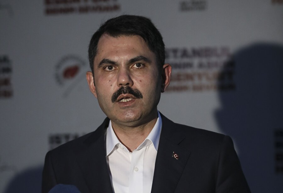 Çevre ve Şehircilik Bakanı Murat Kurum, AK Parti Esenyurt İlçe Başkanlığında toplu konut mağdurlarıyla görüşmesinden bir kare.