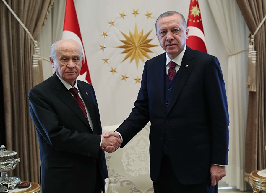 Cumhurbaşkanı Recep Tayyip Erdoğan, MHP Genel Başkanı Devlet Bahçeli ile Cumhurbaşkanlığı Külliyesi'ndeki görüşmesinden bir kare.