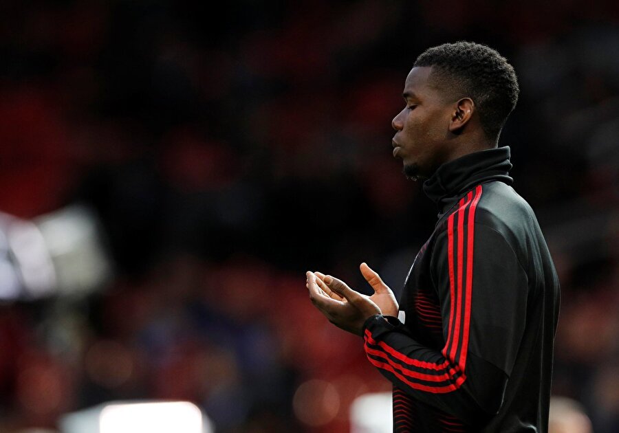 Paul Pogba maç öncesinde dua ediyor.