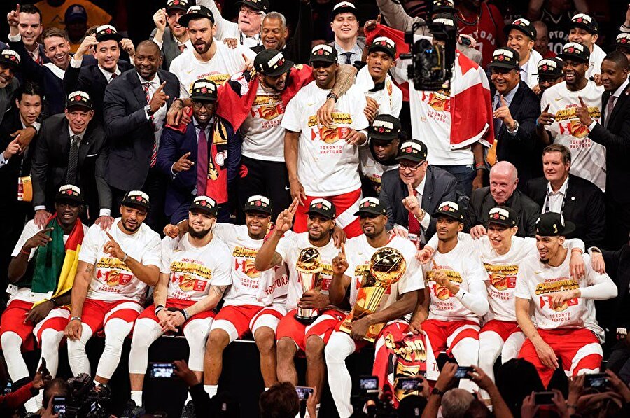 NBA TARİHİNDE BİR İLK

                                    
                                    
                                    
                                    24 yıllık tarihindeki ilk şampiyonluğunu elde eden Toronto
Raptors, ayrıca NBA tarihinde Amerika dışından şampiyon olan ilk
takım unvanını da kazandı.
                                
                                
                                
                                