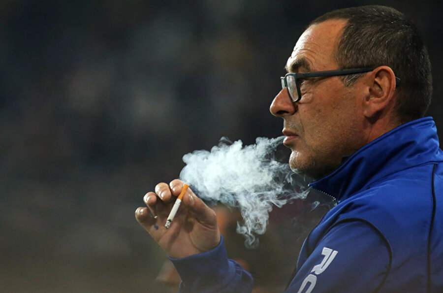 Sigara tiryakiliğiyle nam salan Maurizio Sarri, elit seviyedeki birçok antrenörden farklı bir hikayeye sahip.
