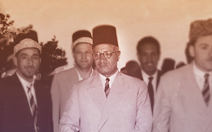 
                                    
                                    
                                    
                                    
                                    
                                    
                                    
                                    
                                    Hasan
	el Hudeybi: 13 Ocak 1953’te zindana atıldı. Dondurucu soğuğun
	Müslüman Kardeşler gençlerini tir tir titrettiği bu soğukta
	altmışını aşmış olan Üstad Hudeybi’ye kardeşlerden
	Abdülhakim Abidin, bir kürk verilmesini talep ettiğinde Üstad
	şöyle dedi: ‘Ey Abdülhakim, bu zindanın soğuğu geçmişte
	edindiğim ve üzerimde ağırlık olan hastalıklarıma şifa
	oldu.’Üstad Hudeybi, hapisane
müdürünün odasının karşısında kültür-fizik egzersizleri
yapardı. Bunu garipseyen bir kardeş sebebini sorduğunda; ‘Müsaade
et de bizim neşemizi ve maneviyatımızın yüksekliğini görüp,
amaçlarına ulaşamadıklarını anlasınlar.’ diyerek cevap
verir. ’ (17 yıl cezaevinde yattı. 1973 yılında vefat etti.)
                                
                                
                                
                                
                                
                                
                                
                                
                                