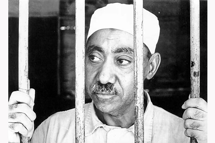 
                                    
                                    
                                    
                                    
                                    
                                    
                                    
                                    
                                    Seyyid
	Kutup: Eğer Allah’ın kanunlarıyla idam ediliyorsam ben Hakk’ın
	hükmüne razıyım. Eğer batıl kanunlarla idam ediliyorsam
	batıldan ve münafıklardan merhamet dilemem. (29 Ağustos 1966’da
	idam edildi!)
                                
                                
                                
                                
                                
                                
                                
                                
                                