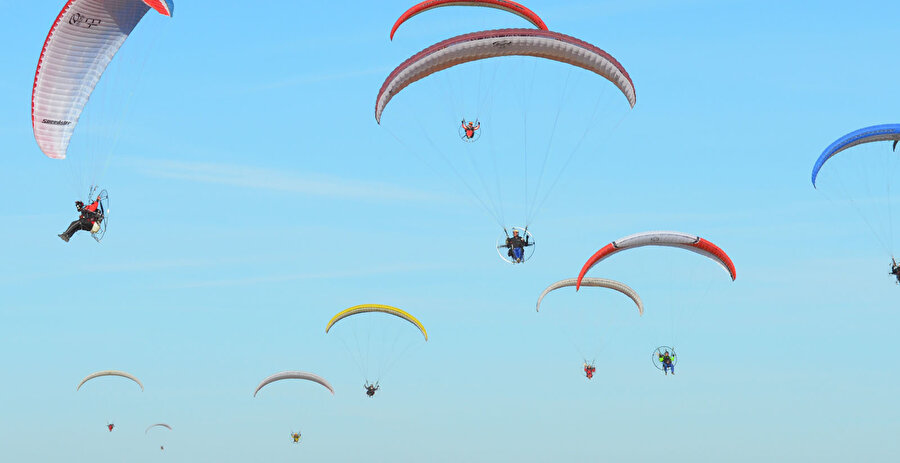  Paramotor

                                    
                                    
                                    
                                    
                                    
                                    
                                    
                                    Paramotor, heyecanlı bir gökyüzü yolculuğu vadediyor. Paraşüt ile gökyüzünde istediğiniz kadar kalmak ve manzaranın tadını çıkarmak istiyorsanız, doğru seçim paramotor olacaktır.
                                
                                
                                
                                
                                
                                
                                
                                