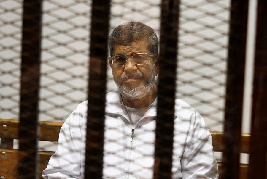 Mısır'ın mahkeme salonunda ölüme terk edilen cumhurbaşkanı Muhammed Mursi.