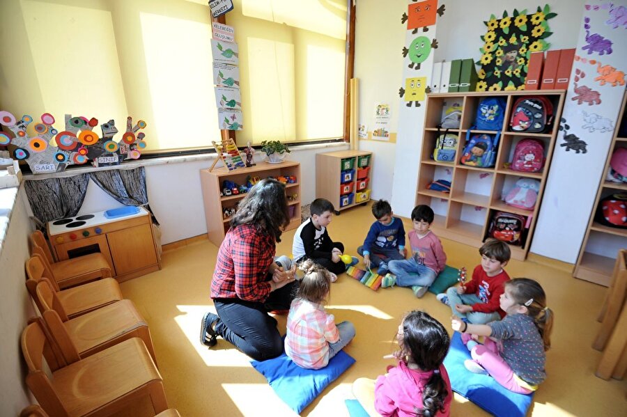 Hatice Teyze beni evinden atmadan önce bana bir anaokulunda iş bulmuştu.