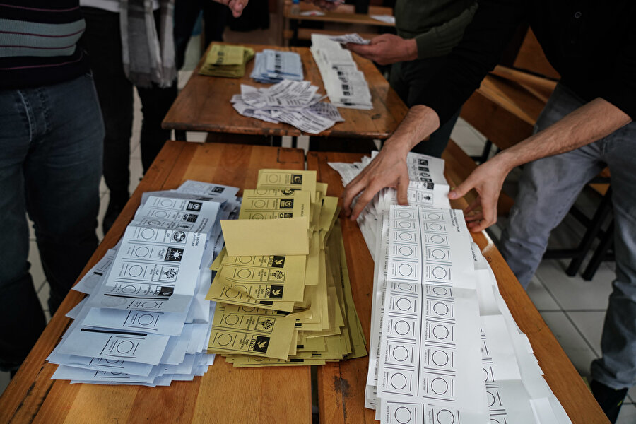 Oy pusulasını kontrol edin
Seçimde, seçmenin önüne sadece İstanbul Büyükşehir Belediye Başkanlığına ait oy pusulası konulacak. Oy pusulasında yırtık, işaret veya yazı olmamasına dikkat edilecek. "TERCİH" veya "EVET" mührü dışında, pusulanın herhangi bir yerine imza atılması veya işaret konulması halinde oy geçersiz sayılacak. Birleşik oy pusulasından başka, zarfa hiçbir şey konulmayacak, aksi halde kullanılan oy geçersiz olacak. Yanlış oy kullandığını düşünen ve yeni pusula isteyen seçmene yenisi verilmeyecek.