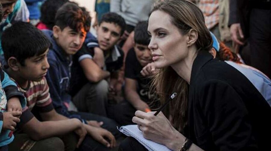 Angelina Jolie, Time dergisinde editör olarak insan hakları ve kadın haklarıyla ilgili yazılar yazmaya başladı.