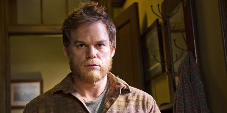 2. Dexter

                                    
                                    
                                    
                                    Tıpkı Game of Thrones gibi 8 sezon süren Dexter ve yine tıpkı GoT gibi final bölümüyle tüm hayranlarını hayal kırıklığına uğrattı. Dexter'ın finalinden sonra giderek artan tepkilere dayanamayan dizinin başrol oyuncusu Michael C. Hall, bir açıklama yapmak zorunda kaldı. Hall açıklamasında şu sözlere yer verdi.“Bence Dexter artık şuna inanmaya başladı… Neye dokunsa eninde sonunda yok oluyordu ve bu yüzden her şeyden vazgeçmeliydi. Elbette, Dexter pragmatist ve  kendisini muhafaza etme odaklı bir insan o yüzden kendisini başkalarına zarar vermemek için yok etmesi de beklenemezdi. Onun yerine kendisini denklemin dışında bıraktı.”
                                
                                
                                
                                