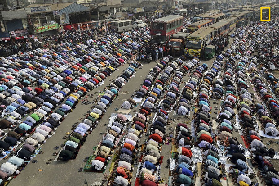 
                                    
                                    
                                    
                                    Şehirler kategorisinde üçüncülük ödülünü alan Sandipani Chattopadhyay'ın fotoğrafında, Bangladeş'in Dakka şehrinde namaz kılan kişiler görünüyor.
                                
                                
                                
                                