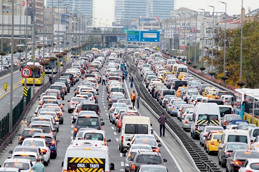 İstanbul trafiğinde seçim  yoğunluğu yaşanıyor. (Arşiv)