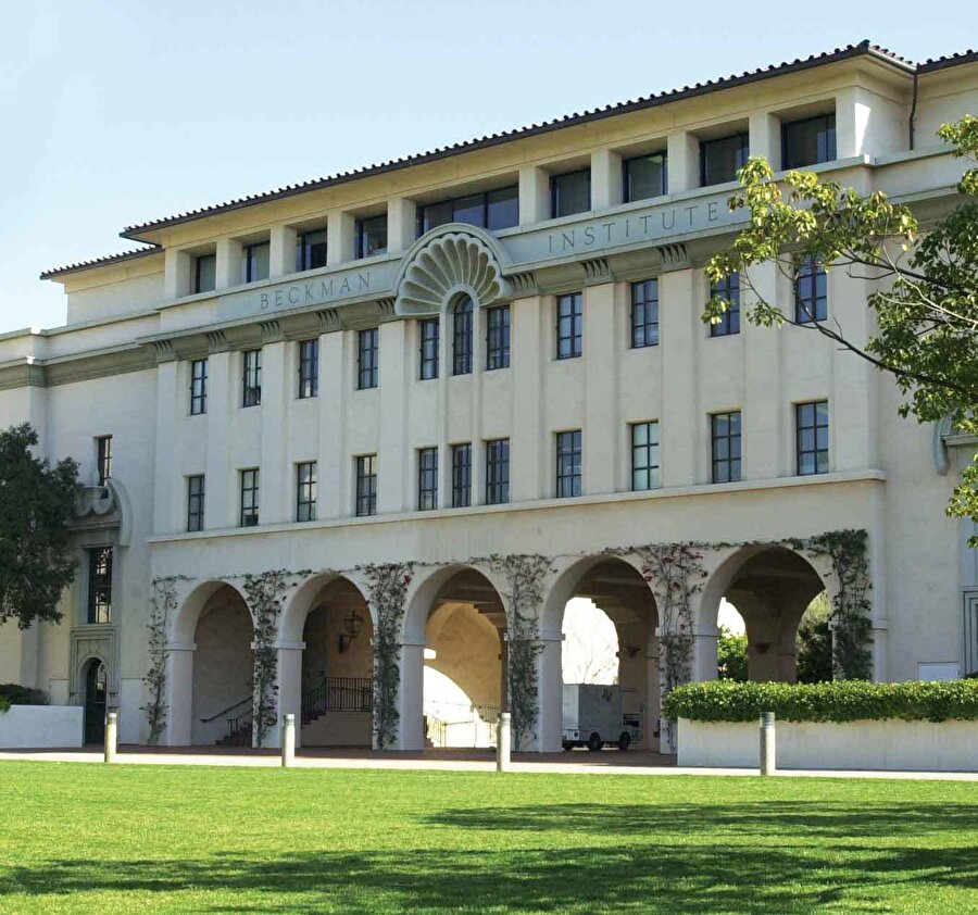 5. Kaliforniya Teknoloji Enstitüsü

                                    
                                    
                                    
                                    Kaliforniya'da bulunan Kaliforniya Teknoloji Enstitüsü 1891 yılında kurulmuştur. Toplam kayıtlı öğrenci sayısı 2.100 civarındadır. Üniversite'de bulunan çalışma programları farklı birimlere ayrılmıştır: Biyoloji, Kimya ve Kimya Mühendisliği, Mühendislik ve Uygulamalı Bilimler, Jeoloji ve Gezegen Bilimi, Beşeri Bilimler ve Sosyal Bilimler, Fizik, Matematik, Astronomi ve Disiplinlerarası programlar. Konaklama Ofisi tüm lisans öğrencilerine ve tüm birinci sınıf öğrencilerine kampüste konaklama imkanı sağlıyor.
                                
                                
                                
                                