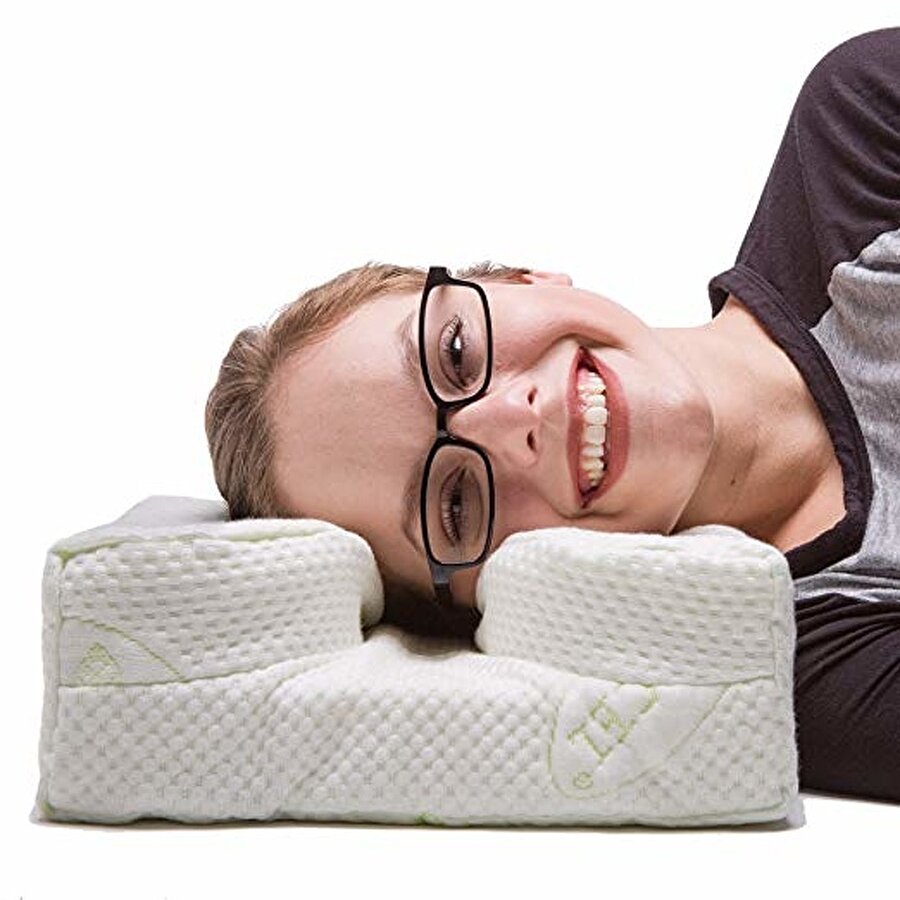 Bu yastık, gözlükleriniz varken uzanmanızı sağlayacak
