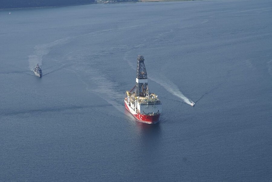 Yavuz’a Akdeniz’deki seyri sırasında TCG Fatih Fırkateyni eşlik ediyor.