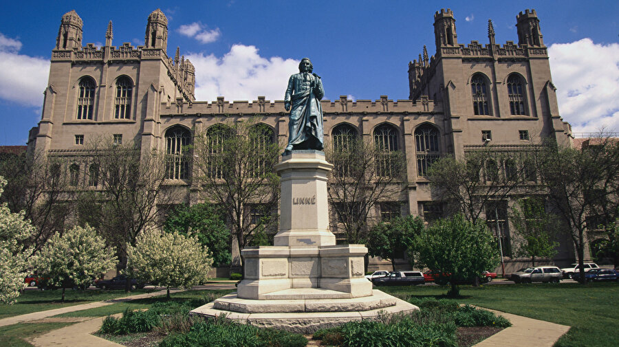 10. Chicago Üniversitesi / ABD

                                    
                                    
                                    
                                    The University of Chicago kapılarını 1892 yılında öğrencilere açmıştır ve Illinois eyaletinin Chicago kentinde bulunur. Yaklaşık 14.721 kayıtlı öğrencisi bulunmaktadır. Üniversite biyoloji, fen bilimleri, sosyal bilimler, beşeri bilimler ve disiplinler arası alanlarda edebiyat fakültesi ve fen fakültesi lisans derecesi vermektedir. Aynı zamanda İlahiyat, İşletme vb. alanlarda lisansüstü programlar da mevcuttur. Tüm akademik programlar, şu okullar/fakülteler aracılığıyla yürütülmektedir: Lisansüstü İşletme Okulu, Kamu Politikaları Çalışmaları, Hukuk Fakültesi, Tıp ve Sosyal Hizmetler Yönetimi.
                                
                                
                                
                                
