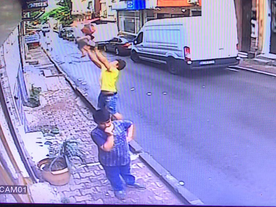 Fatih'te ikinci kattaki dairenin penceresinden düşen 2 yaşındaki bebeği, 17 yaşındaki gencin havada yakalama anı