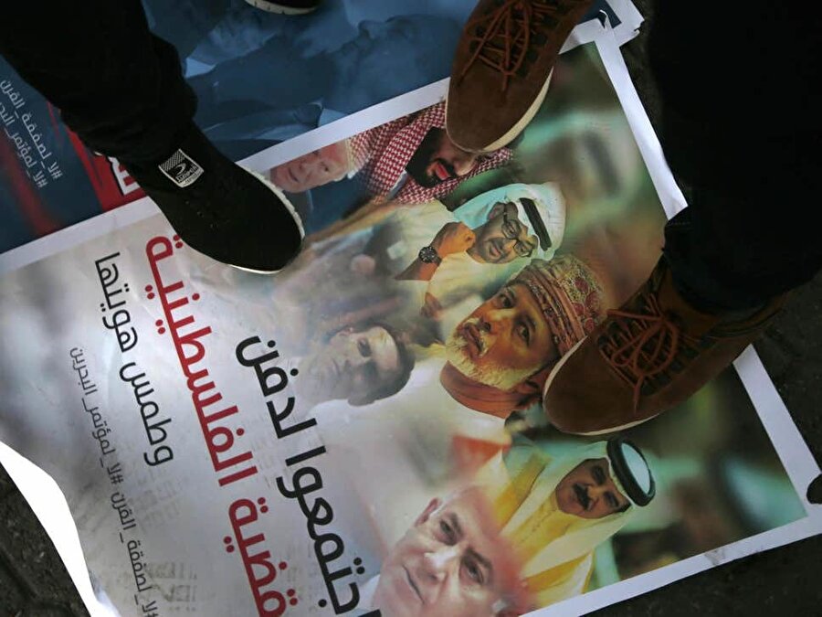 Protestolar sırasında Filistinliler, Bahreyn Kralı Hamid el Halife, İsrail Başbakanı Benyamin Netanyahu, ABD Başkanı Donald Trump ve damadı ve danışmanı Jared Kushner'ın resimlerini gösteren bir afişi ayaklar altına aldı.