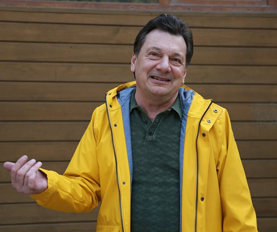 Sosyal medya üzerinden sık sık paylaşım yapan Vedat Milor, değindiği konularla dikkati üzerine çekiyor 