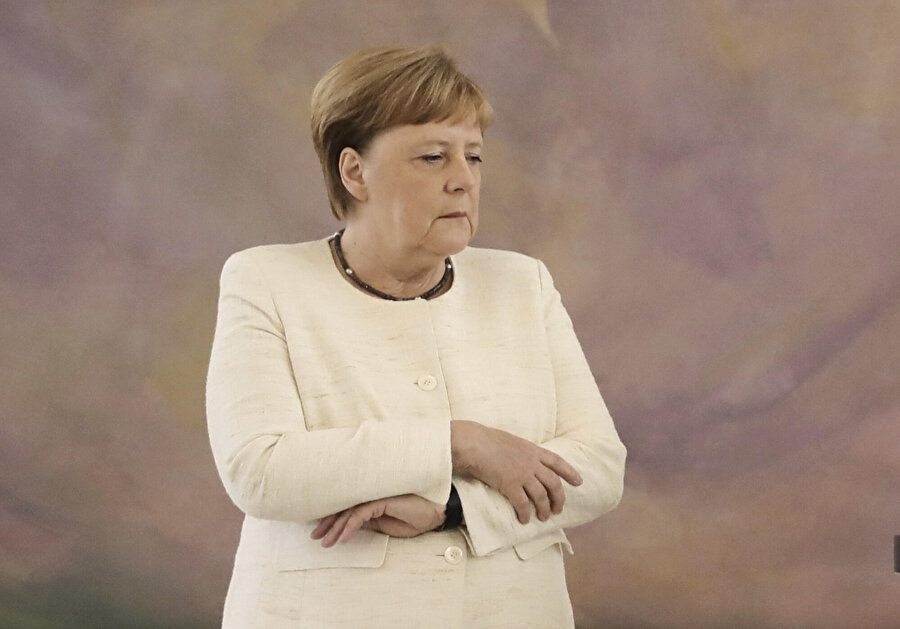 Angela Merkel, kameralara titrerken yakalandığı görüntüsüyle endişe verdi.