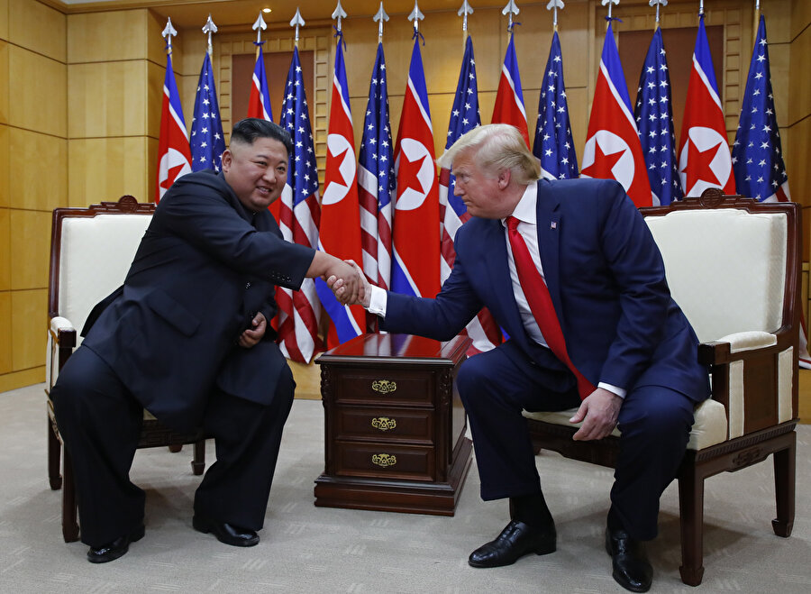 Tarihi görüşmede Trump ile Kim-Jong, beden diliyle kritik mesajlar verid. -AA
