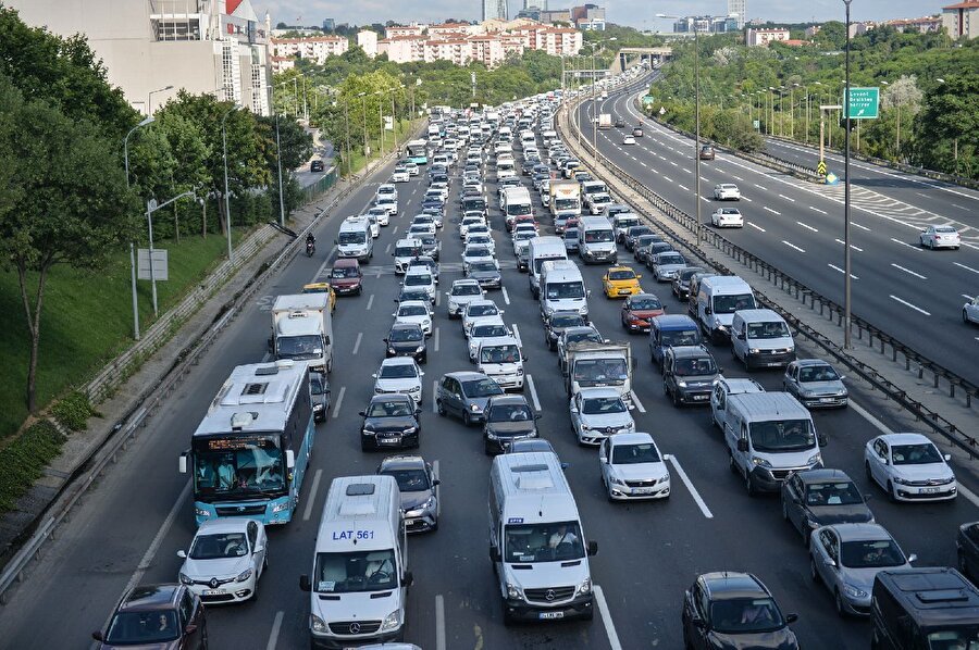 Fatih Sultan Mehmet Köprüsü'nde asfaltlama çalışmalarından dolayı oluşan trafik görüntüsü
