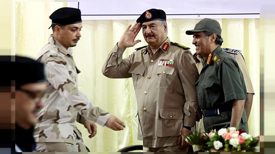 General Halife Hafter (ortada)