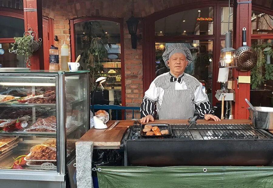 Mustafa Aydın, köyünde pizzacı dükkanı işletiyor.