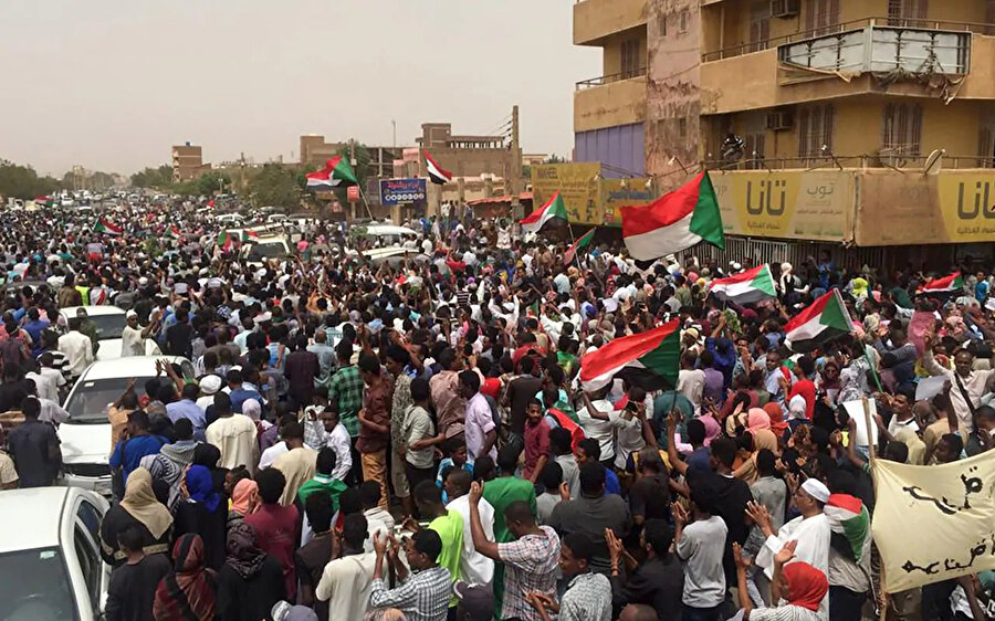 Sudanlı protestocular, Hartum'un güney El-Sahafa bölgesinde düzenlenen bir miting sırasında sivil yönetim talep eden sloganlar atıyorlar.