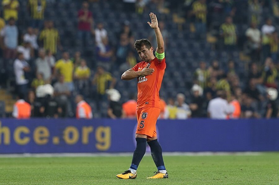 İkinci kez döndüğü Fenerbahçe'den 2015 yılında ayrılan Emre Belözoğlu, şehrin bir başka takımı Medipol Başakşehir ile sözleşme imzaladı. Burada 4 yıl forma giyen tecrübeli isim, 128 resmi maça çıktı ve 15 gol / 20 asistlik performans sergiledi.

                                    
                                    
                                    
                                    
                                
                                
                                
                                