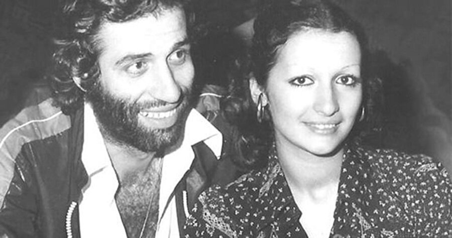 
                                    
                                    1974 yılında evlenen Ali Sunal ve Ezo Sunal adlarında, biri erkek diğeri kız iki çocuğu oldu.
                                
                                