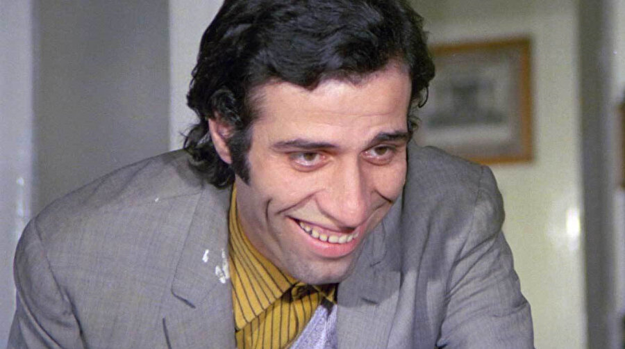 
                                    
                                    1977'de Antalya Film Festivali'nde En İyi Erkek Oyuncu ödülünü alan Sunal, oyunculuğu ve özellikle değişik tiplemesiyle Türk sinemasında komedi oyunculuğuna yeni bir soluk getirdi.
                                
                                
