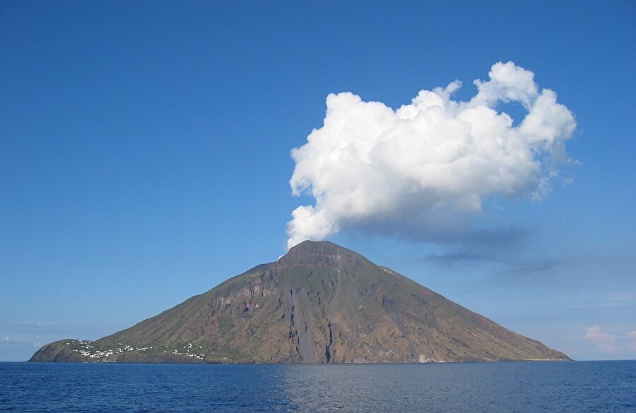 İtalya'da Stromboli Yanardağı faaliyete geçti
