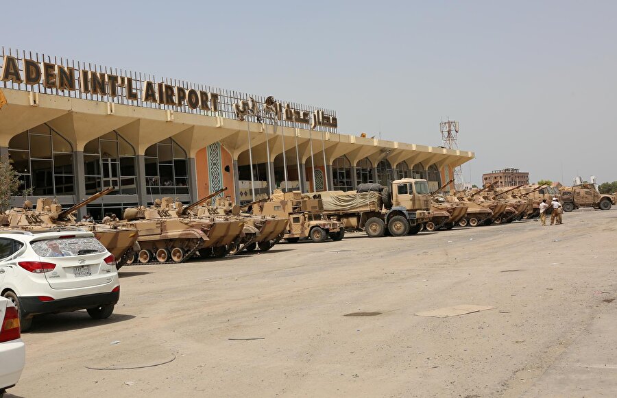 BAE'ne ait askeri araçlar Yemen'in güney liman kenti Aden'deki uluslararası havaalanında.