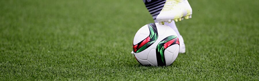 Bu sefer sol ayağımın içiyle sertçe vurdum ve top gidip kafes direklerine çarptı. 