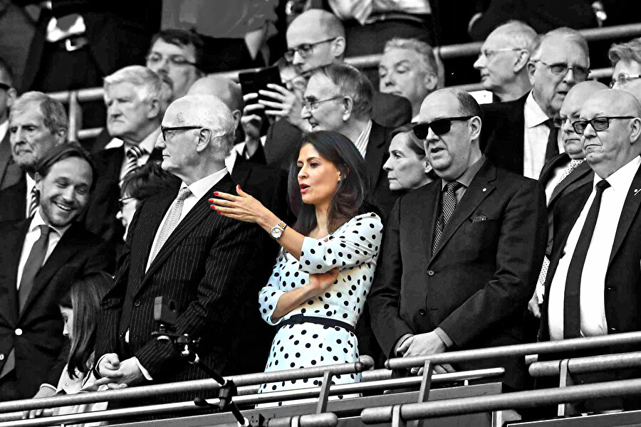 Marina Granovskaia, Chelsea kurmaylarıyla birlikte mücadeleyi izliyor.
