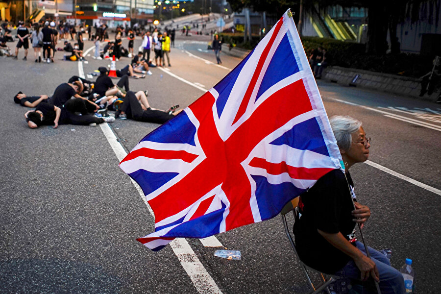 Hong Kong'taki gösteriler sırasında bazı protestocular İngiltere bayrağı taşıdı.