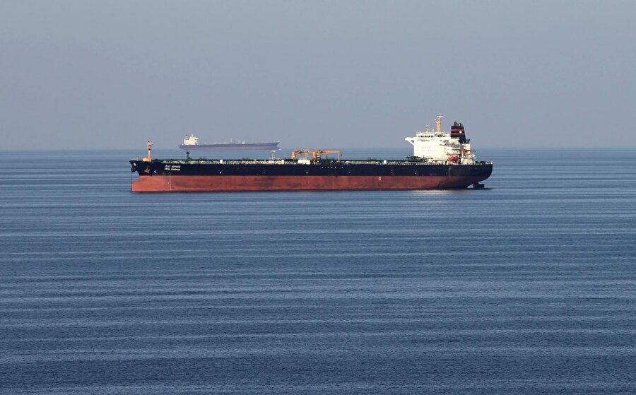 İran ile İngiltere arasındaki tanker krizi büyüyor. İran, İngiltere'yi tankerlerinden birine el koymakla tehdit ediyor.