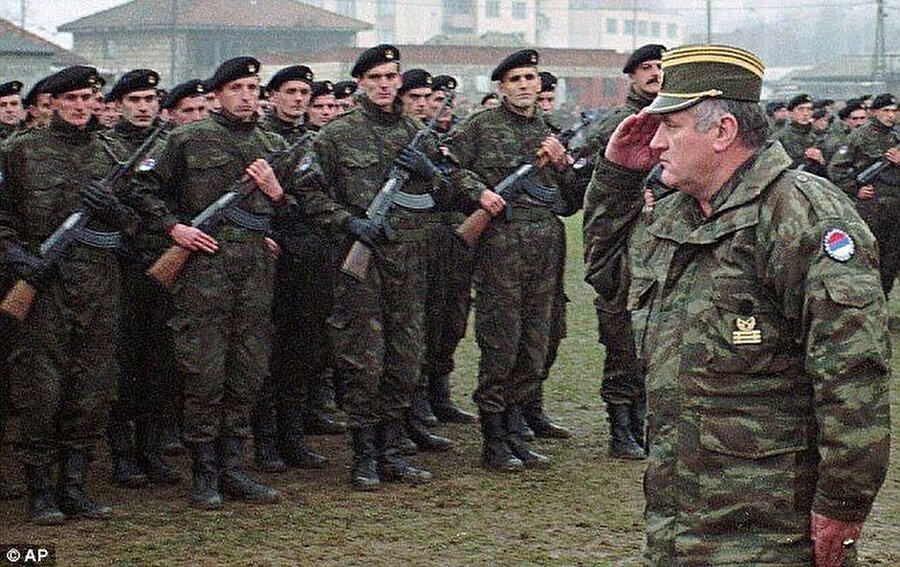 Nisan 1992’de Sırplar, Bosna Hersek’te etnik temizliğe başladı. Tam bir yıl sonra Birleşmiş Milletler Güvenlik Konseyi Srebrenitsa’yı “güvenli bölge” ilan etti

                                    
                                    
                                    
                                    
                                    Sandıktan çıkan Boşnakların bağımsızlık kararına Sırplar saldırıyla yanıt verdi. 5 Nisan 1992’de barış ve uzlaşma çağrısıyla Saraybosna’da Boşnakların düzenlediği mitingde 22 yaşındaki üniversite öğrencisi, Suada Dilberoviç'in öldürülmesi sonrasında, Avrupa'nın o dönemki en büyük ordularından olan ve tamamına yakını Sırplardan oluşan Yugoslav birlikleri, 6 Nisan 1992’de Saraybosna’yı kuşatma altına aldı. 
 
Yugoslav birliklerinin silahlandırdığı Bosnalı Sırp milisler de ülkede etnik temizliğe başladı, kurulan toplama kamplarında Boşnaklara yönelik işkence ve katliamlara, kadınlara yönelik de sistematik tecavüzlere girişti.
                                
                                
                                
                                
                                