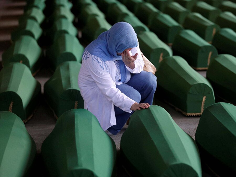 Binlerce Boşnak sistematik şekilde katledildi
1992-1995 yılları arasında süren Bosna savaşı, Bosna’daki tüm toplumlar için bir trajedi oluştururken, özellikle Boşnaklar açısından ağır sonuçlara neden olmuştur. Bu savaş etnik temizlik ve soykırım kavramlarını üretmiştir. Ölen yaklaşık 200 bin kişinin 160 bini
Boşnaklardan oluşmuştur (O dönemde 1.800.000 olan Boşnak nüfusun yaklaşık % 10’u). Temmuz 1995’te Srebrenica’da Sırplar tarafından 8.000 civarındaki sivil Boşnağa yapılan katliam unutulmayacak bir olaydır. Katliamda bir kısım kadın ve küçük yaşta çocuğun da öldürüldüğü belgelerle kanıtlanmıştır.
Öte yandan 2 milyon kişi mülteci durumuna düştü, evlerinden ve topraklarından oldu, 27.734 kişi resmî kayıtlara kayıp olarak geçti. Savaş öncesi Boşnak nüfusun çoğunlukta yaşadığı ülkenin doğusundaki Srebrenitsa, Foça, Zvornik, Bratunac, Vişegrad gibi kentlerde ise yaşanan etnik temizlikten dolayı Müslüman nüfus nerdeyse yok oldu.
Boşnak nüfusun yaklaşık yarısını oluşturan bir milyon Boşnak evini terk etmek zorunda kalmıştır. Bu savaşta tecavüzün
özellikle Sırp milis ve askerleri tarafından Boşnak kadınlarına karşı kitlesel ve sistematik bir etnik temizlik aracı olarak kullanıldığı belirlenmiştir. Tecavüz sadece bireylere karşı değil, grubun tüm üyelerinde kalıcı ve ciddi bedensel ve ruhsal zararlar yaratacak şekilde işlenmiştir.