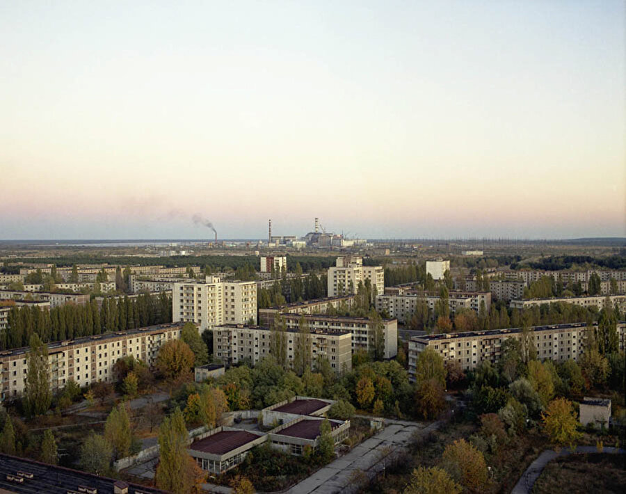 Pripyat'ın yüksek bir noktasından görünen Çernobil Nükleer Santrali, 1994

                                    
                                