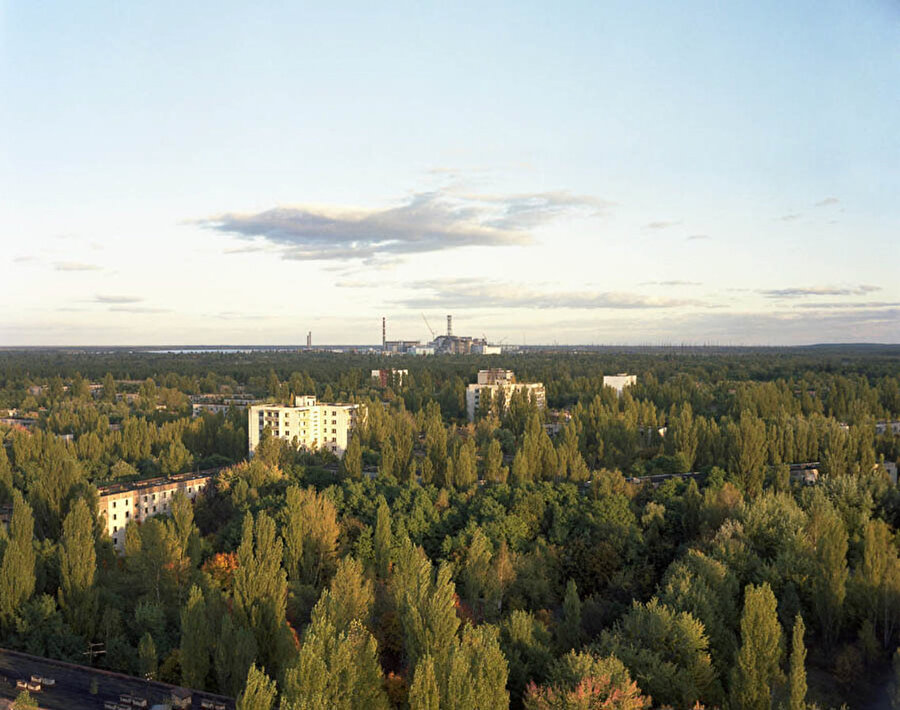 Pripyat'ın yüksek bir noktasından görünen Çernobil Nükleer Santrali, 2011

                                    
                                    
                                
                                