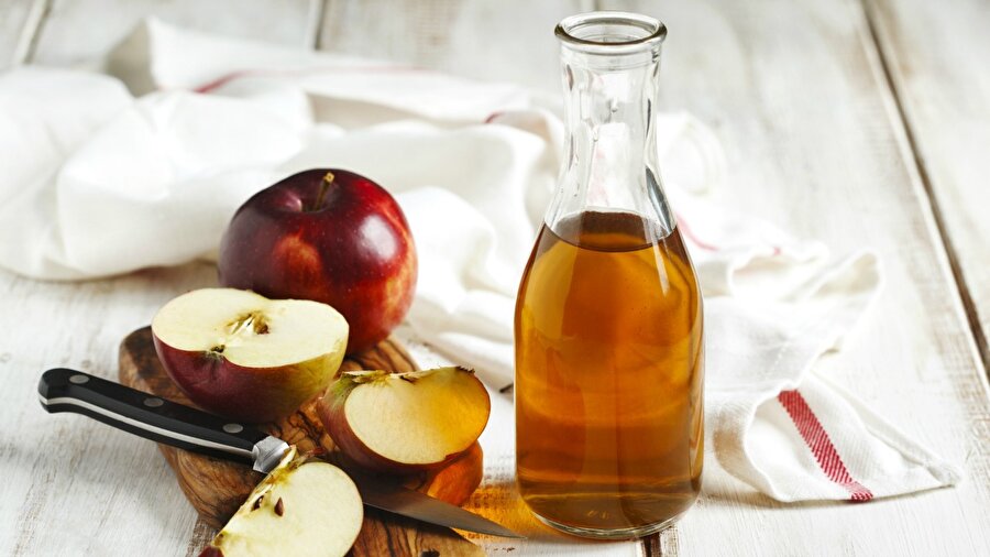 Elma sirkesi

                                    Cilde olan olumlu etkileri ile bilinen elma sirkesi elbette yanıklarınıza da iyi gelecektir. Cildin pH dengesini düzenleyen elma sirkesi, bu sayede cildi rahatlatır ve yanığın verdiği o rahatsız edici hissi azaltır. Sirkeyi cildinize uygularken su ile seyreltmenizi öneriyoruz, bir bardak suya bir tatlı kaşığı sirke yeterli olacaktır.
                                