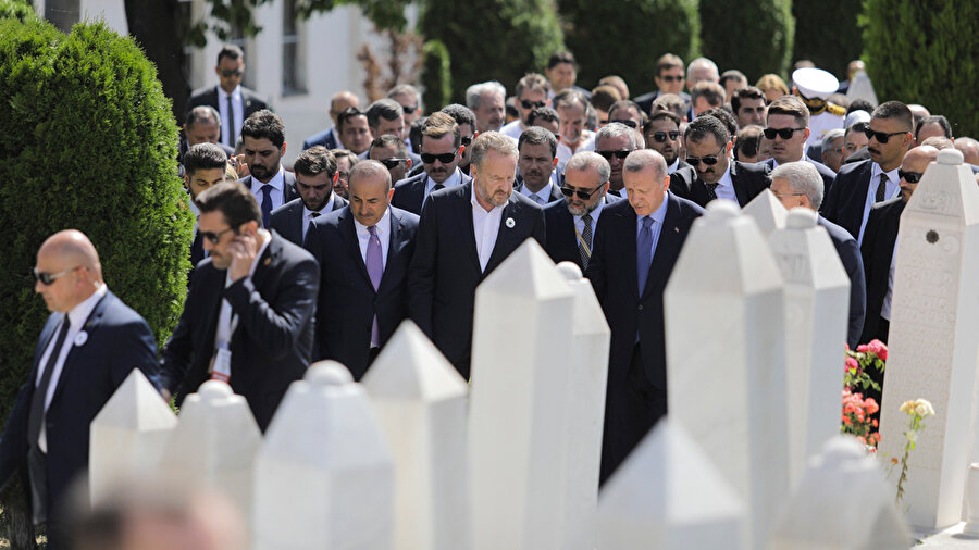 Cumhurbaşkanı Recep Tayyip Erdoğan, Aliye İzzetbegoviç'i kabri başında andı. -AA