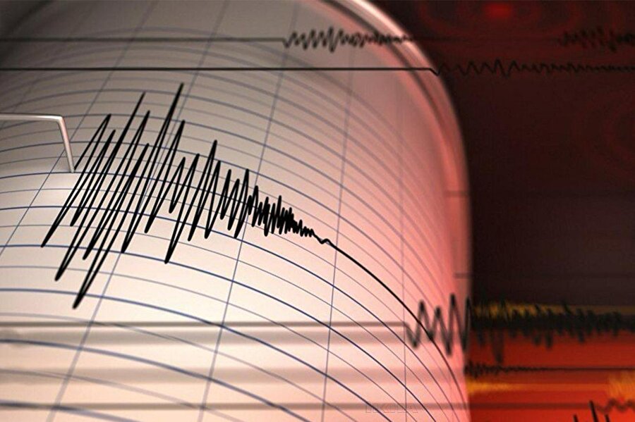İran'da yaşanan 5,7 büyüklüğündeki deprem, büyük paniğe neden oldu.